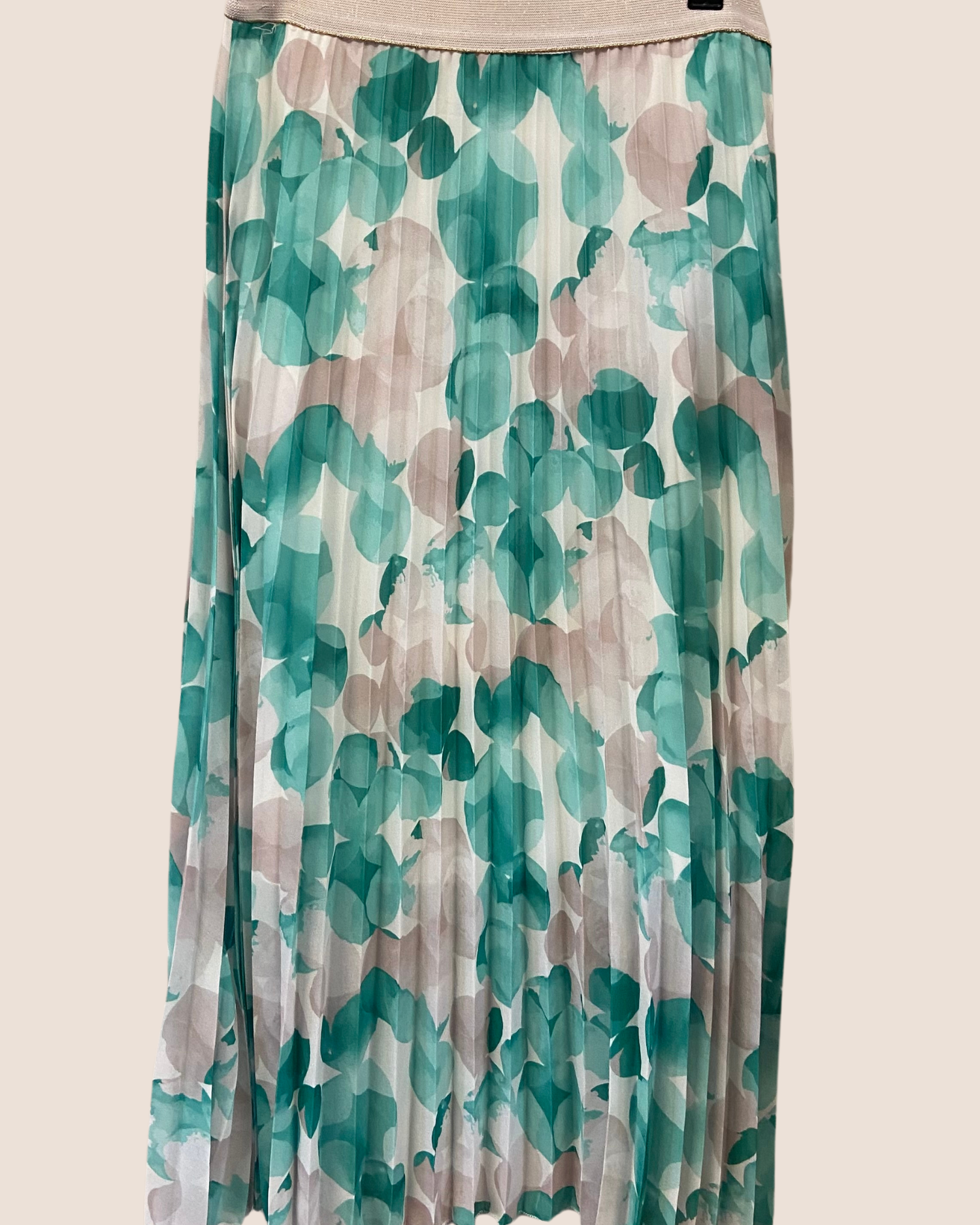 Pretty green pleated skirt in a casual style perfect for spring days out or an evening out.