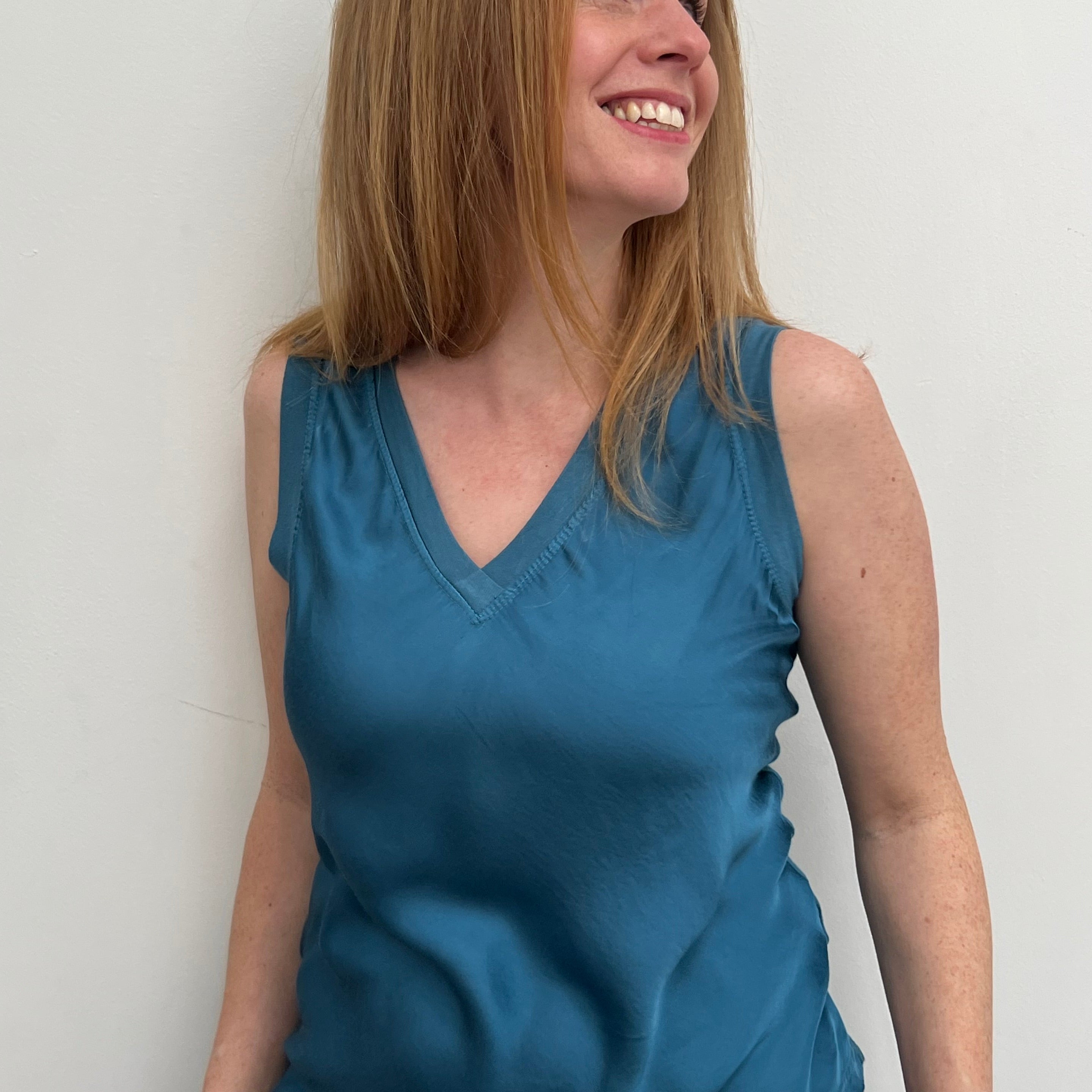 Pretty satin vest in teal with a stylish look that is perfect for summer days or an evening out.