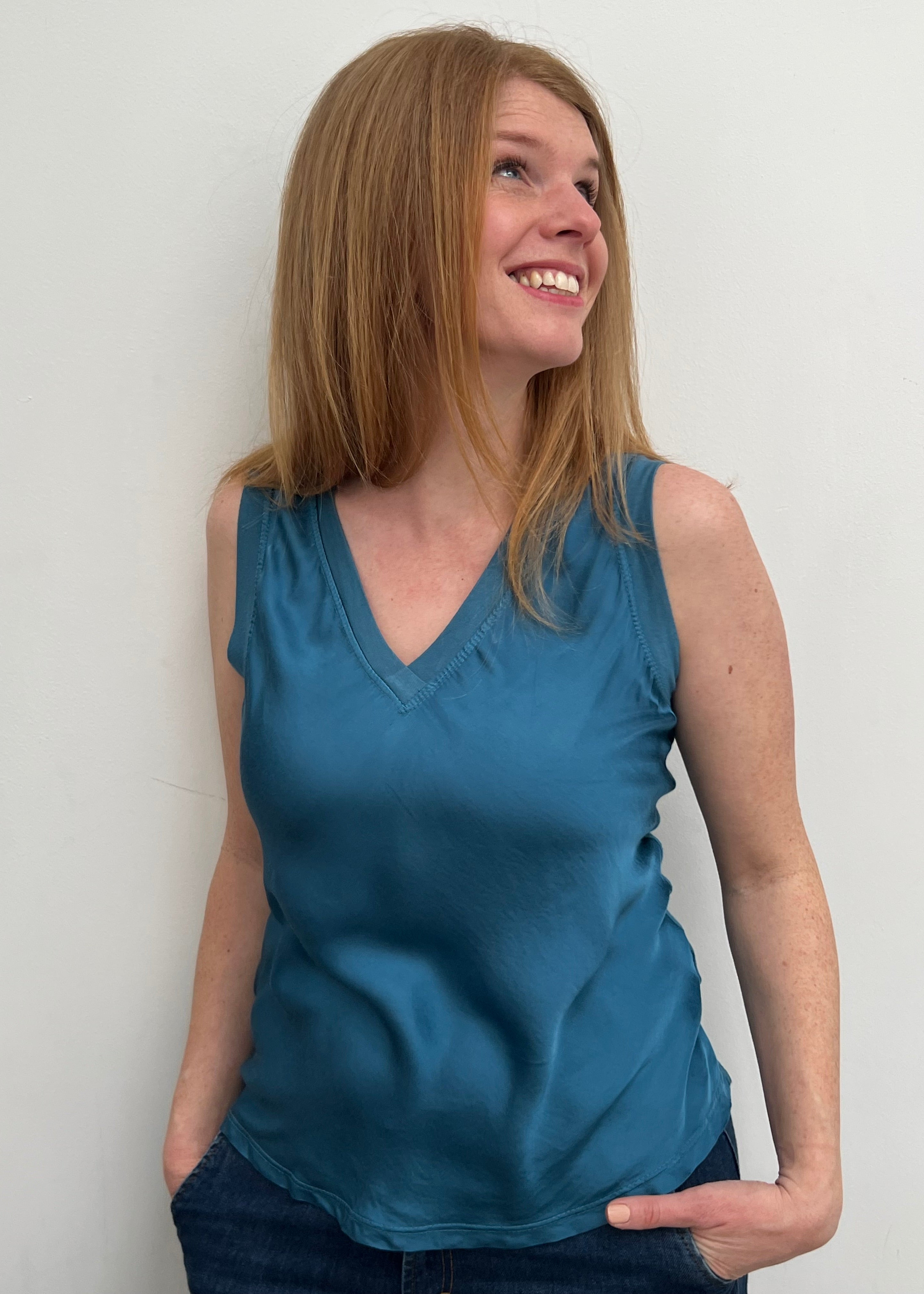 Pretty satin vest in teal with a stylish look that is perfect for summer days or an evening out.