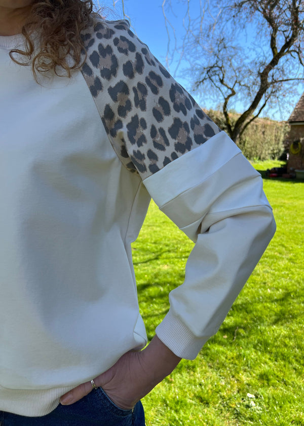 solo-mia-crew-neck-sweatshirt-soft- cotton-leopard-print 