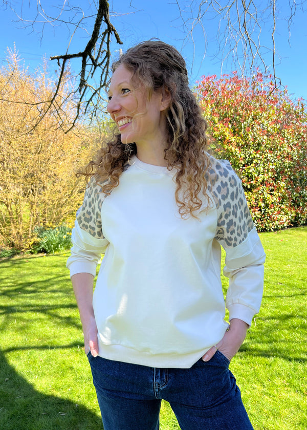 solo-mia-crew-neck-sweatshirt-soft- cotton-leopard-print 