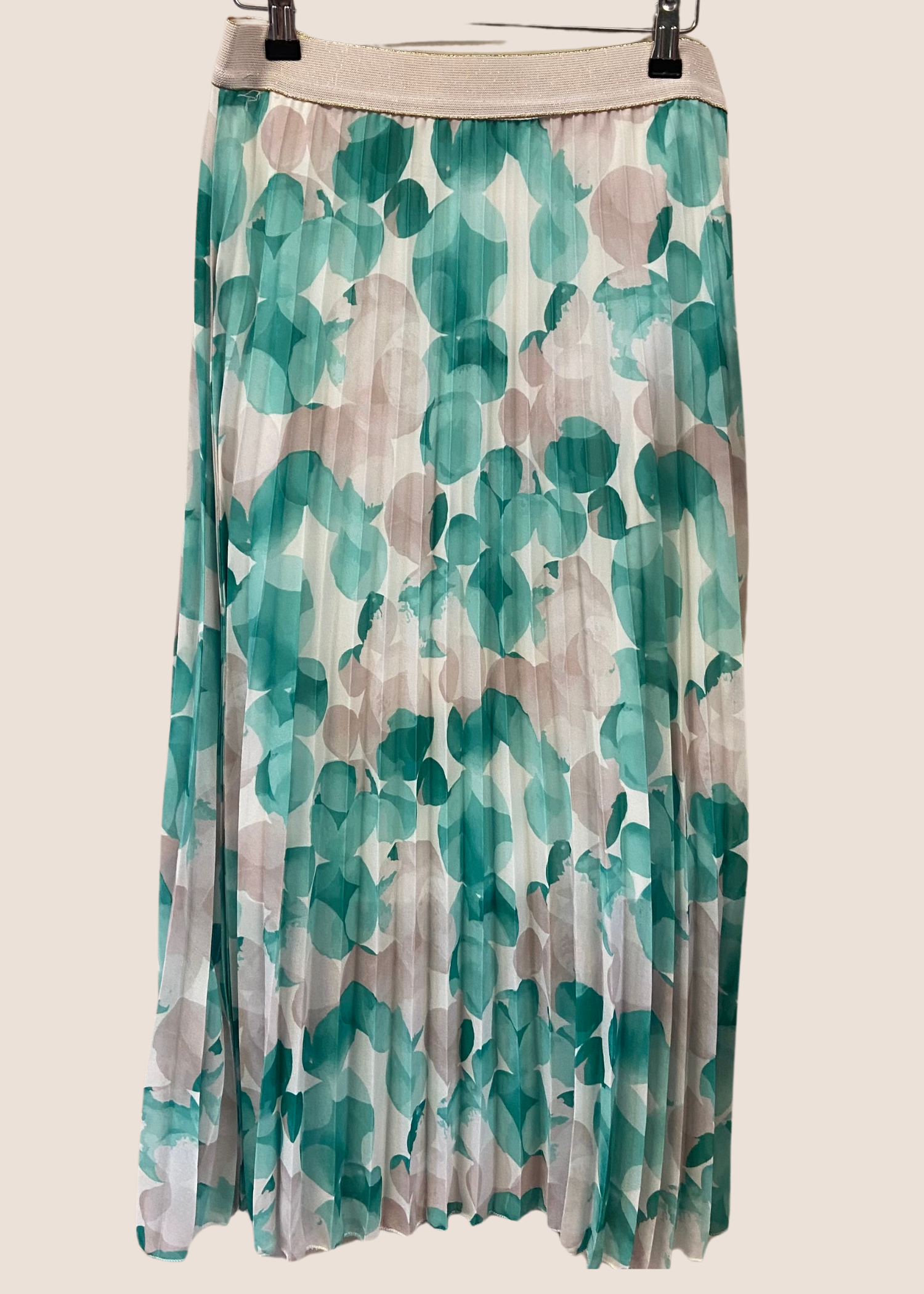 Pretty green pleated skirt in a casual style perfect for spring days out or an evening out.