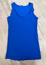 solo-mia-strati-vest-comfy-round-neck-tight-fit-lettuce-hem