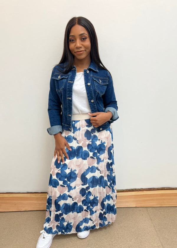 Pretty blue pleated skirt in a casual style perfect for spring days out or an evening out.