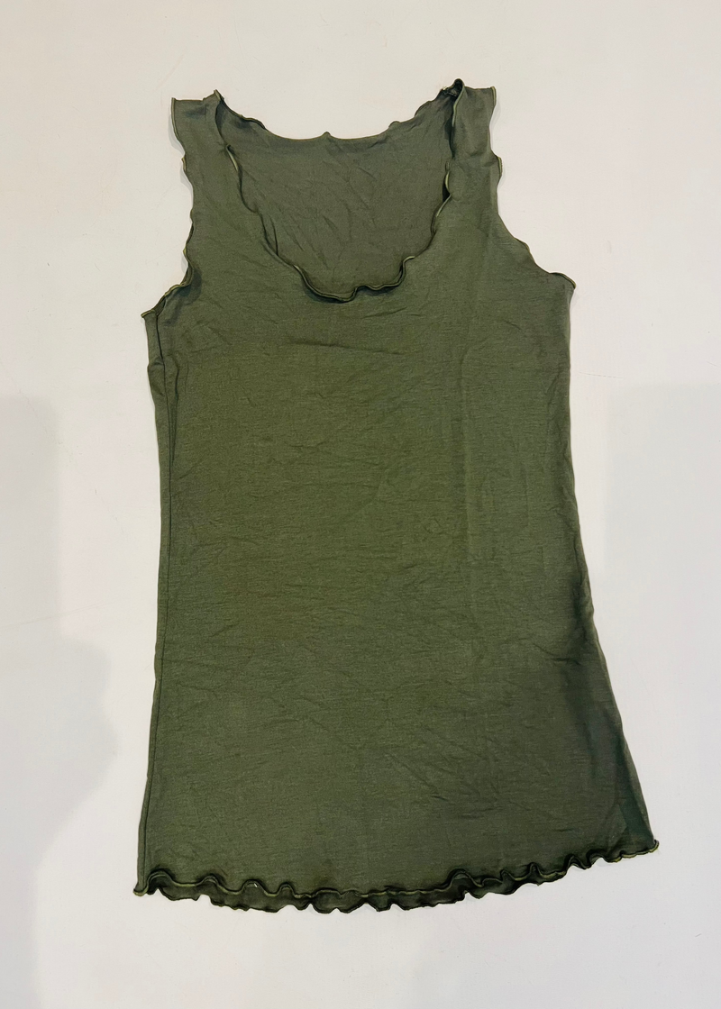 solo-mia-strati-vest-comfy-round-neck-tight-fit-lettuce-hem